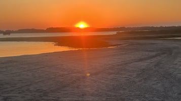 靠近海滩、沙滩椅