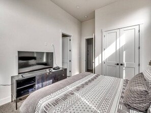 4 slaapkamers, een strijkplank/strijkijzer, reisbedje, wifi