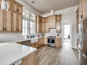 Køleskab, mikrobølgeovn, ovn, kogeplade