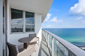 Property grounds - Ocean Views, Perfect Location & Resort Amenities (Hollywood)