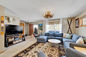 Televisión y chimenea 