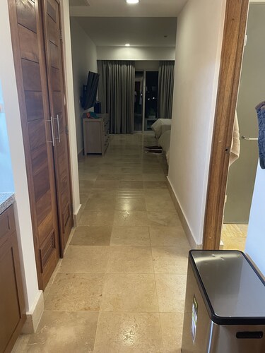 Beach front apt 8 P 2 BR 2.5 BA