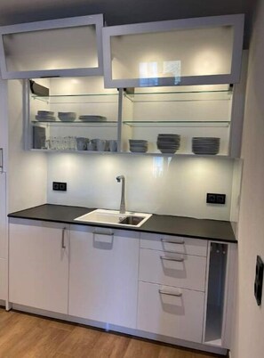 Frigorífico, microondas, horno y placa de cocina