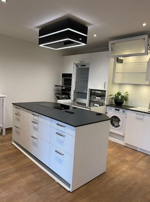 Køleskab, mikrobølgeovn, ovn, kogeplade