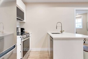 Fridge, microwave, oven, stovetop - M11 | Mount-Royal Suites: 2BR + sofa bed - 31 (Montréal)