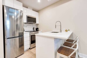 Kjøleskap, mikrobølgeovn, ovn og kokeplater