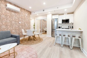TV, offices - M11 | Mount-Royal Suites: 2BR + sofa bed - 31 (Montréal)
