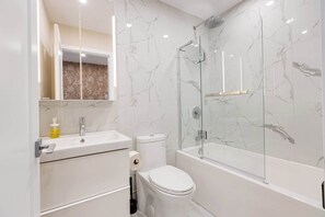 Badekar, hårføner og håndklær