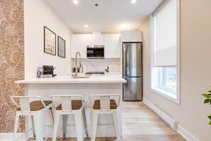 Frigorífico, microondas, horno y placa de cocina