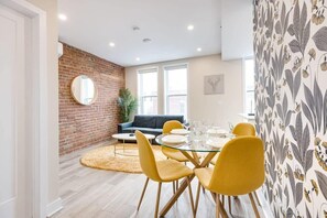 Dining - M11 | Mount-Royal Suites: 2BR + sofa bed - 212 (Montréal)