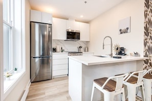 Geladeira, micro-ondas, fogão, cooktop