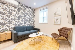 Una televisión, una oficina