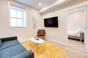 Una televisión, una oficina