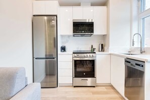 Frigorífico, microondas, horno y placa de cocina