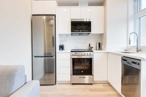 Kühlschrank, Mikrowelle, Ofen, Herdplatte