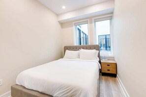 2 bedrooms, iron/ironing board, WiFi, bed sheets - M11 | Mount-Royal Suites: 2BR + sofa bed - 33 (Montréal)