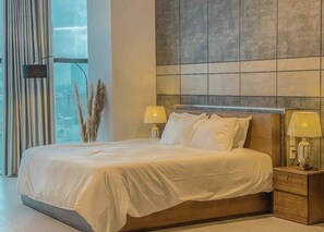 Suite ejecutiva, 1 cama King size | Baño | Regadera, regadera con hidromasaje, amenidades de baño gratuitas 