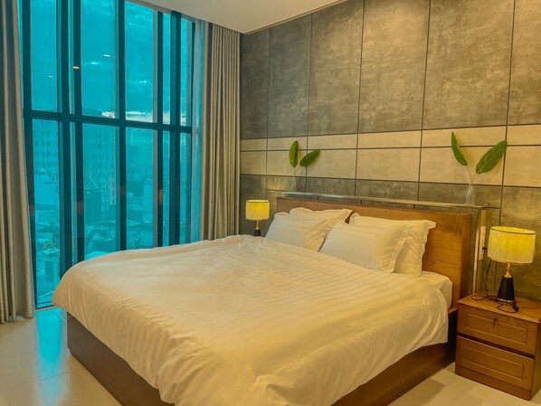 Deluxe City View | Minibar, desk, blackout curtains, soundproofing - NHATDINH HOME (Ho Chi Minh City)