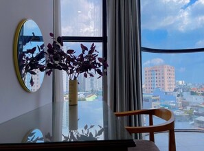 Executive Suite, 1 King Bed | Minibar, desk, blackout drapes, soundproofing