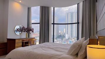 1 habitación, minibar, escritorio y cortinas blackout