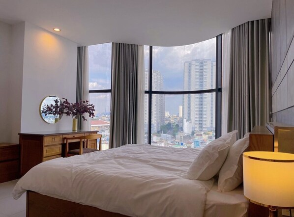 Executive Suite, 1 King Bed | Minibar, desk, blackout drapes, soundproofing