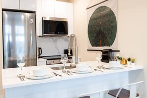 Geladeira, micro-ondas, fogão, cooktop