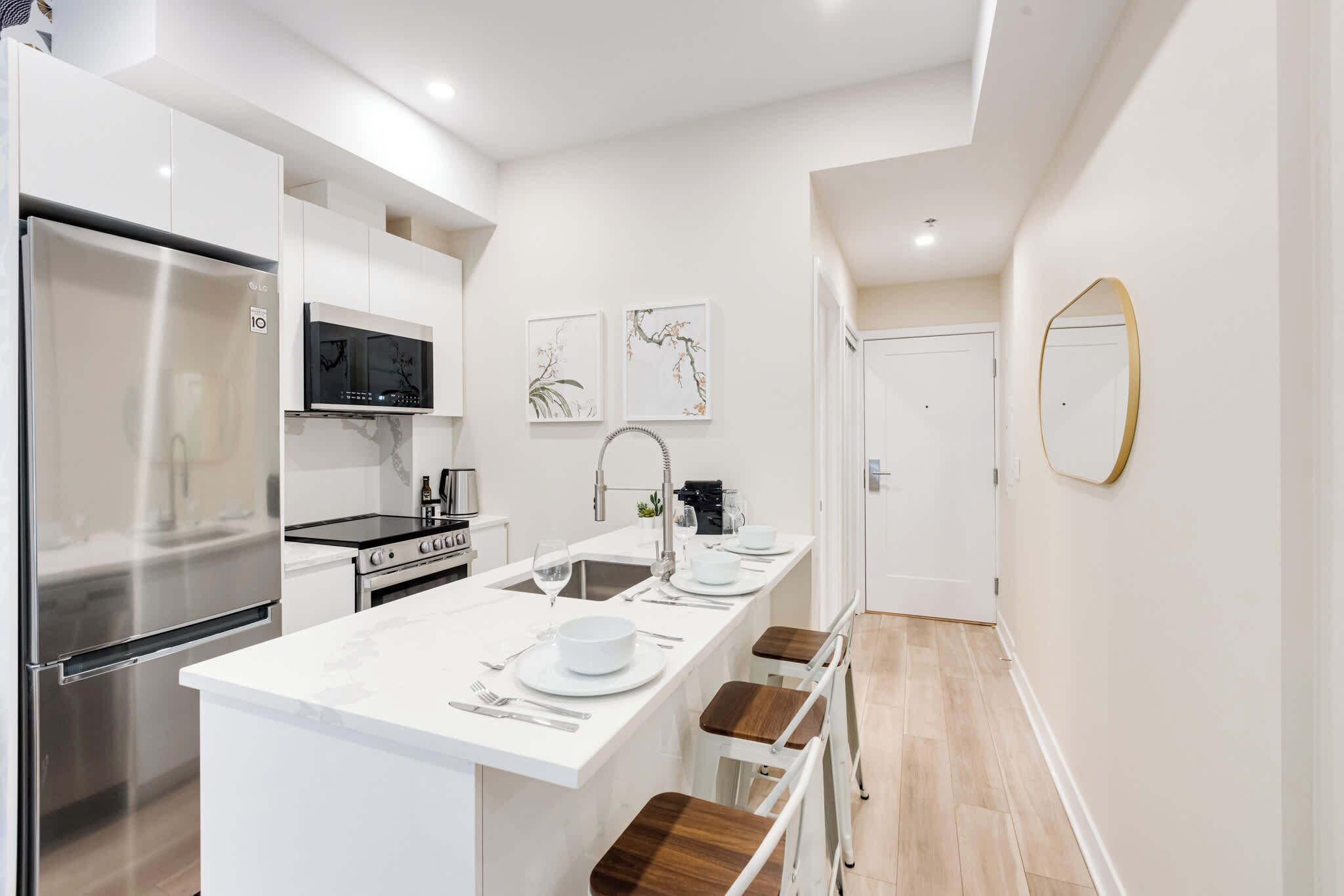 Jääkaappi, mikroaaltouuni, uuni, liesi