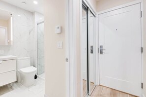 Dusj, hårføner og håndklær