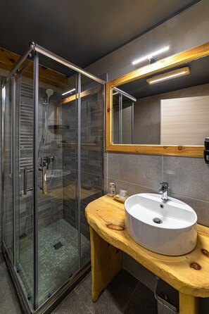 Doccia, asciugacapelli, bidet, asciugamani