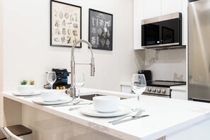 Kylskåp, mikrovågsugn, ugn och spishäll