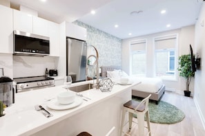 Fridge, microwave, oven, stovetop - M11 | Mount-Royal Suites: Studio - 37 (Montréal)