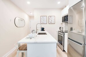 Fridge, microwave, oven, stovetop - M11 | Mount-Royal Suites: Studio - 37 (Montréal)