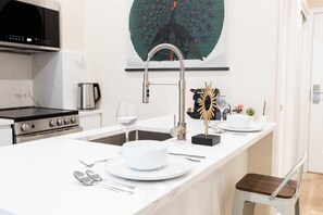 Kühlschrank, Mikrowelle, Ofen, Herdplatte