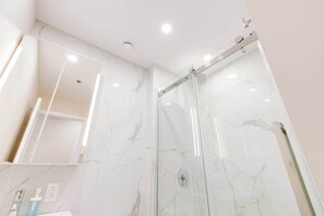 Bruser, hårtørrer, håndklæder