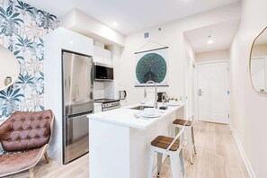 Kjøleskap, mikrobølgeovn, ovn og kokeplater