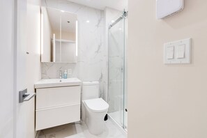 Dusj, hårføner og håndklær