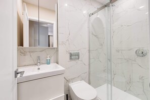 Badekar, hårføner og håndklær