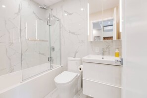 Dusj, hårføner og håndklær