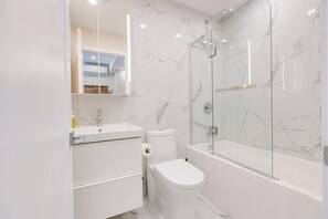 Dusj, hårføner og håndklær