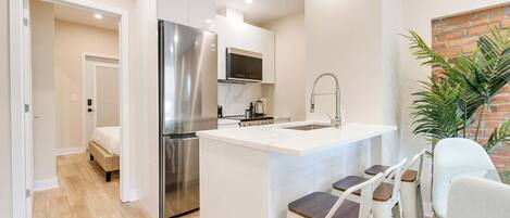 Réfrigérateur, micro-ondes, four, plaque de cuisson