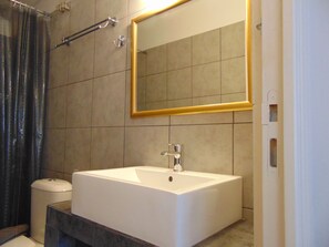 Suihku, hiustenkuivaaja, pyyhkeet, saippua