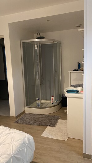 Hårtork, tvål och toalettpapper