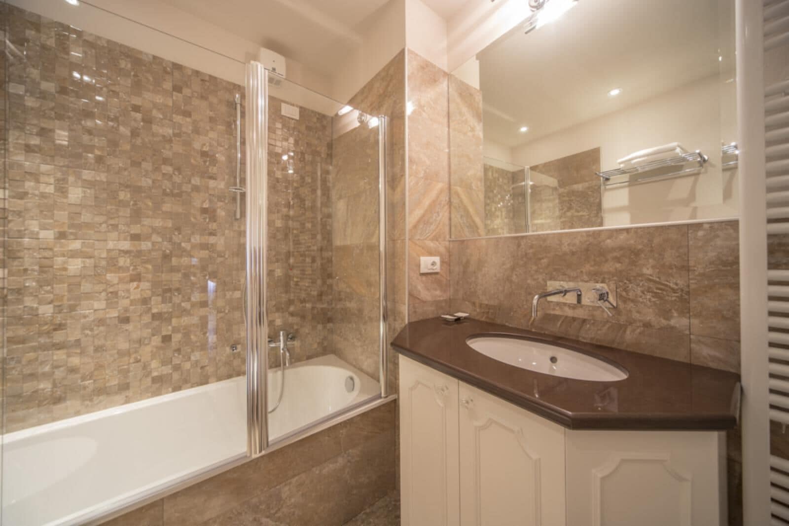 Sèche-cheveux, serviettes fournies