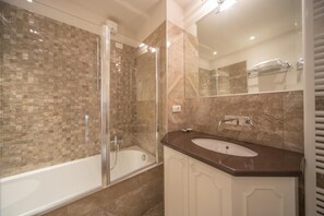 Hair dryer, towels - The Baroness Apartment Lady Capulet (Verona)