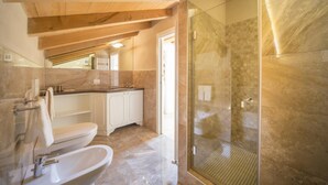 Une salle de bain moderne avec une douche à parois de verre, un lavabo blanc et des toilettes.