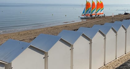 Beautiful sea view villa 50m from the beach at Le Home