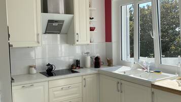 Een koelkast, een microgolfoven, een oven, een kookplaat