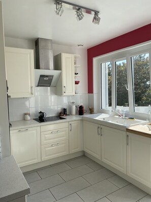 Réfrigérateur, four à micro-ondes, un four, surface de cuisson