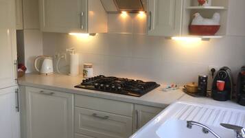 Een koelkast, een microgolfoven, een oven, een kookplaat