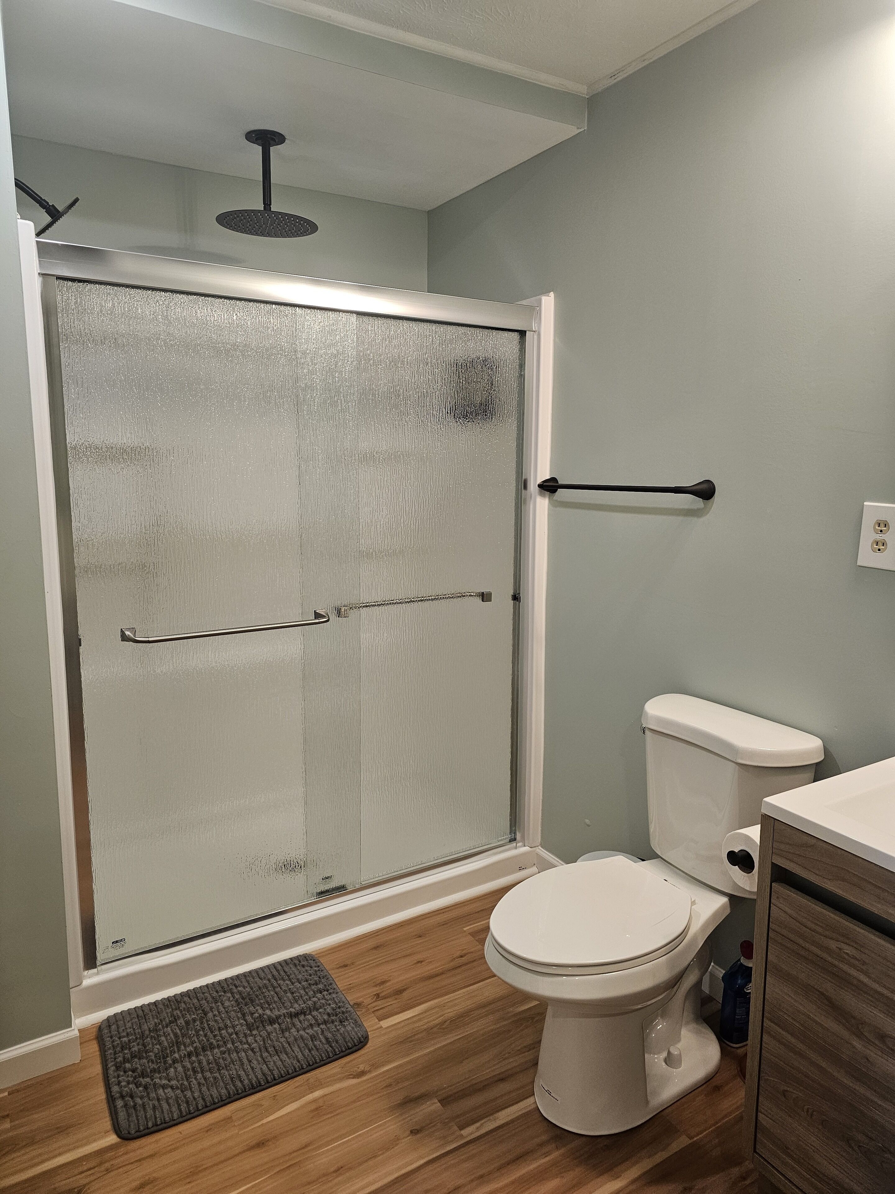 Een douche, een haardroger, handdoeken, zeep